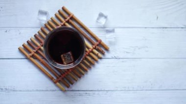 Soğuk içeceklere buz dökülüyor. .