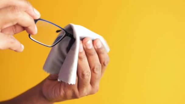 Cleaning Eyeglass Tissue Close — Stockvideo