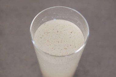 Masada kirli bir bardak su. .