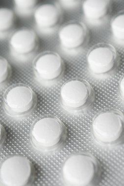 Masadaki su toplayıcı hapları kapat. .