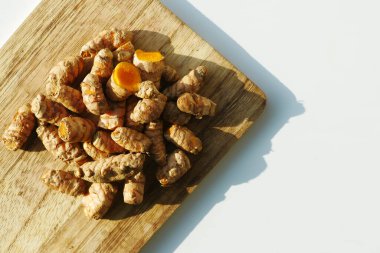 Tabaktaki zerdeçal kökünün detaylı görüntüsü 