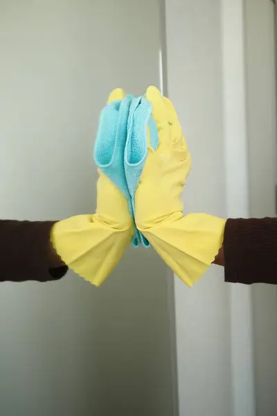 Κλείσιμο Του Προσώπου Χέρι Γάντια Καθαρισμού Παράθυρο Γυαλί — Φωτογραφία Αρχείου