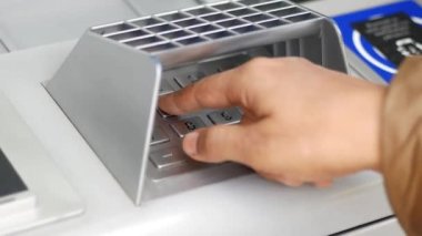 Kadınların ellerini ATM 'ye bastığında kapat