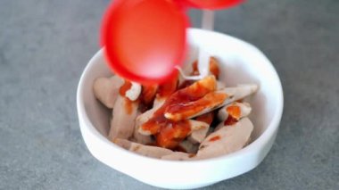 Dilimlenmiş tavuk göğsüne sos dök. .