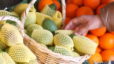 Avokado satan mağazada genç kadınlar el ele tutuşuyor. .