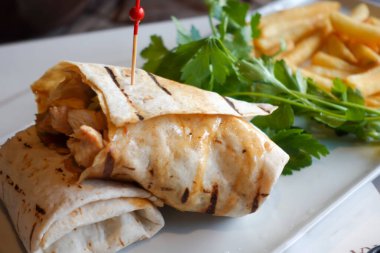 Tavuk Warp hızı ve taze salata. .