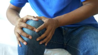 Diz eklem ağrısı çeken adam..