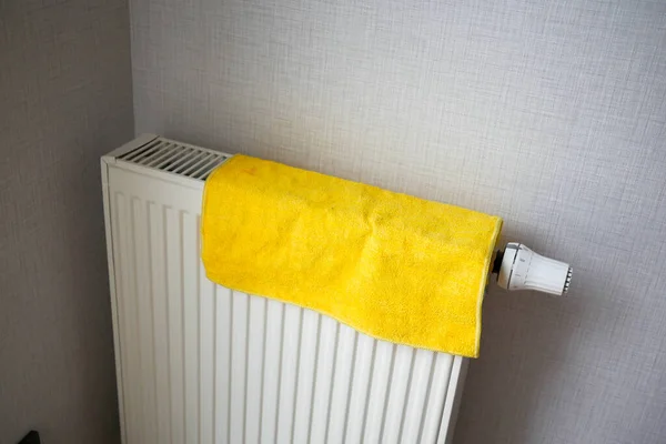 暖气散热器上的黄色毛巾干燥 — 图库照片