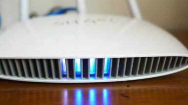 Masada kablolar olan Wi-Fi yönlendirici .