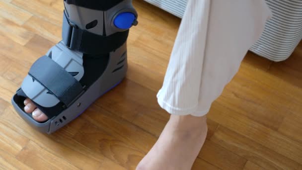 Femei Picioare Rupte Lovitură Gleznă Gri Din Plastic Care Protejează — Videoclip de stoc