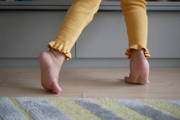 Ein Kind Das Auf Zehenspitzen Geht — Stockfoto