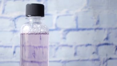 Masadaki konteynırda gargara suyu var. ,