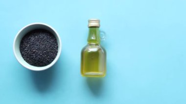 Siyah kimyon tohumu ve yağ kabın içinde .