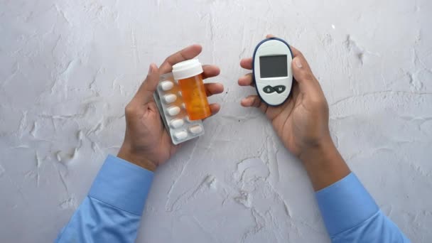 Mannen Met Een Glucosemeter Medische Pillen — Stockvideo