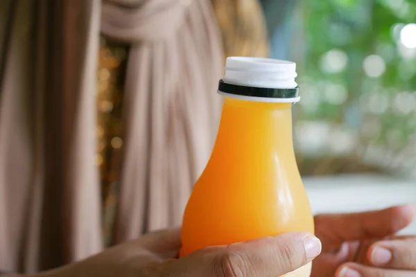 Mujeres Sosteniendo Una Botella Plástico Jugo Naranja — Foto de Stock