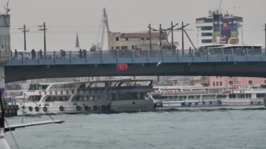 İstanbul 'daki İstanbul Boğazı' ndan feribot kalkıyor. .