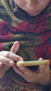 Akıllı telefonları tutan kadınların yakın çekimleri..