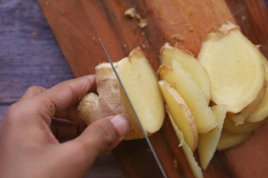 Kızıl saçlıları doğrama tahtasında kapat