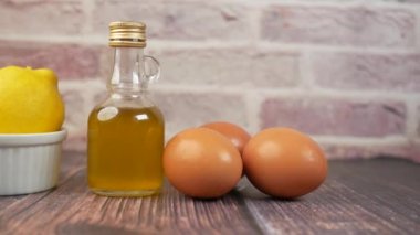 Yumurta, yağ ve limon masada. ,