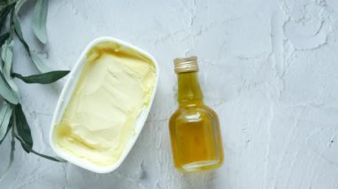 Bir kabın içinde zeytinyağı ,