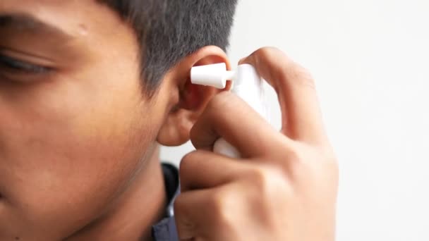 耳垢を除去するためにスプレーを使用して男性の閉鎖 — ストック動画