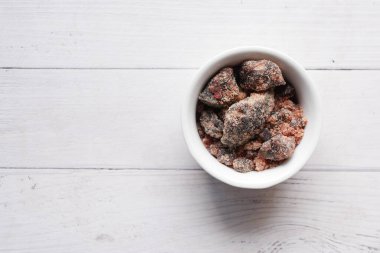 Himalaya siyah tuz kaya kristalleri, Kala Namak konteynırda. .