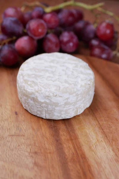 Camembert奶酪和葡萄果 — 图库照片