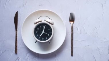 Tabaktaki çalar saat ahşap masa, üst manzara