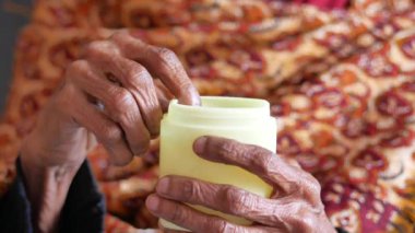 Son sınıf öğrencisi kadın evde cildine yağ jölesi sürüyor..