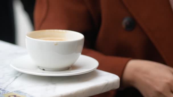 Kobiety Trzymające Filiżankę Kawy Stole — Wideo stockowe