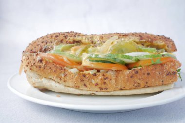 Masada mayonezli ton balıklı sandviç. 