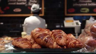 Yeni pişmiş kruvasan ve fotokopi alanı. Yüksek kalite fotoğraf