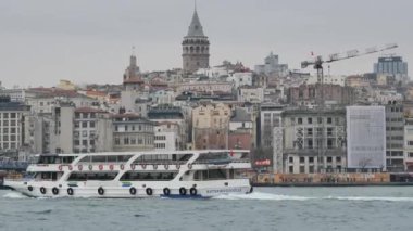 İstanbul 'daki İstanbul Boğazı' ndan feribot kalkıyor. .