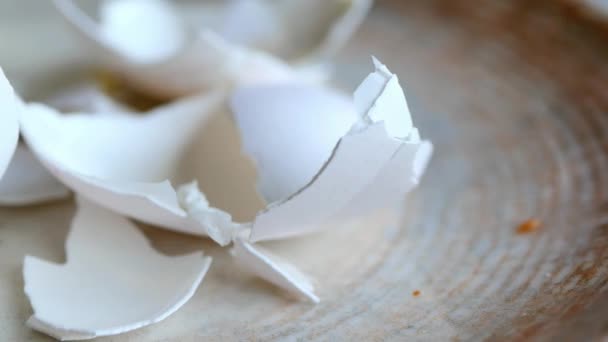 テーブルの上の白い色のボウルに卵殻 — ストック動画