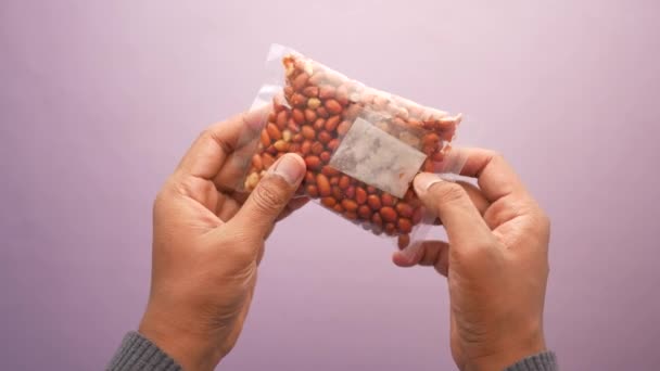 Homens Segurando Pacote Amendoins — Vídeo de Stock