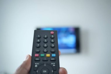 Uzaktan kumandayı tutan adama yaklaş