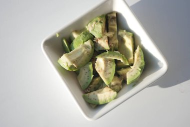  Kâsede bir parça avokado. ,