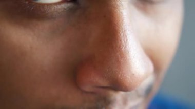 İnsan burnunu kapat.