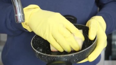  Erkekler eldiven verip tencere yıkarlar. .