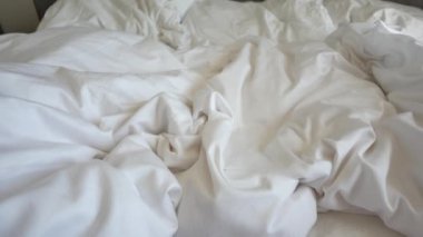 Sabahın köründe dağınık yatak, uyandıktan sonra dağınık yatak. .