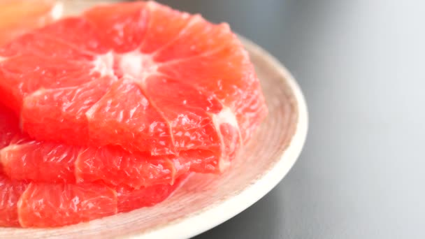 盘子里的新鲜柚子 — 图库视频影像