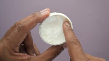 Yağ jölesi kullanarak insan elini kapat. .