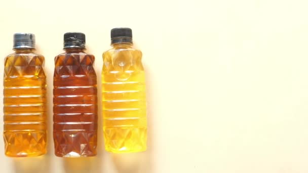 桌上放着黄色葵花油瓶 — 图库视频影像