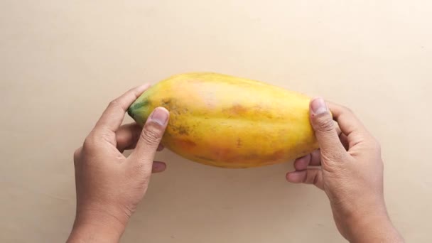 Men Holding Papaya Table — Stock Video