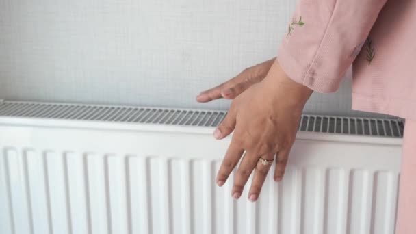 Kvinna Uppvärmning Händer Nära Elektrisk Värmare Hemma — Stockvideo
