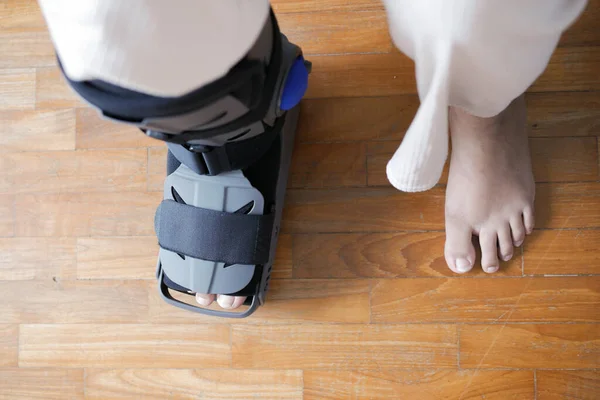 Women Broken Feet Grey Plastic Boot Ankle Brace Injury Protecting — Stock Photo, Image