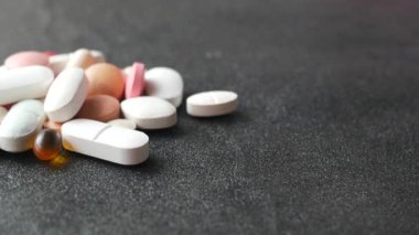 Seçici odaklanma. Pek çok renkli hap ve kapsülü kapat .