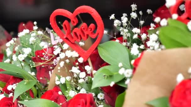 Κόκκινο Τριαντάφυλλο Μπουκέτο Και Σχήμα Της Καρδιάς Σύμβολο Για Δώρο — Αρχείο Βίντεο
