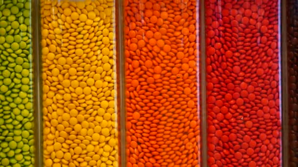 Kavanozda Çok Renkli Tatlı Şekerler — Stok video