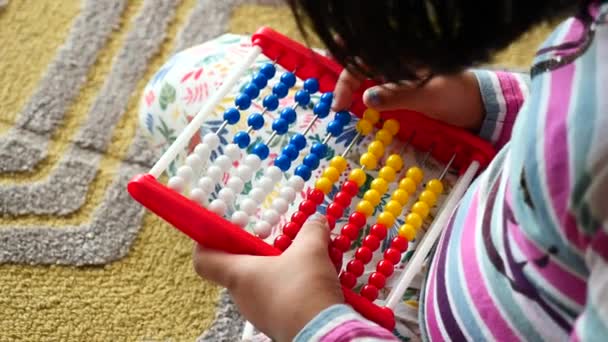 Малюк Грає Підрахунком Математики Навчальної Іграшки — стокове відео